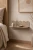 Haengender-Nachttisch-Onda-gewellt---Metall-Wandnachttisch-fuers-Schlafzimmer