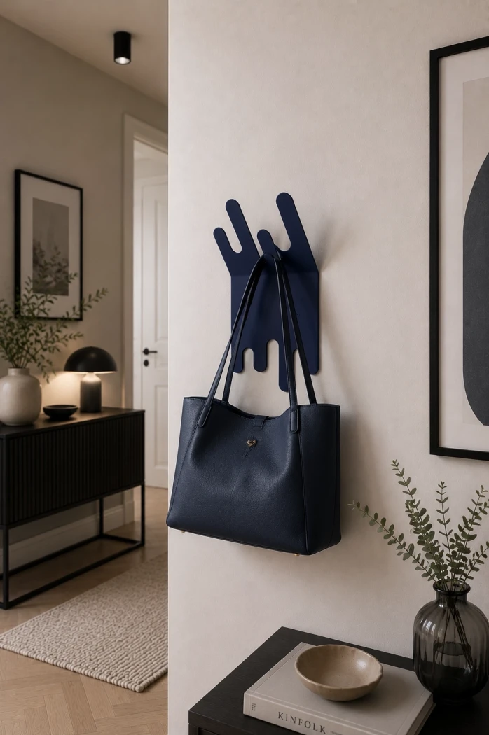 Metall-Garderobe-fuer-den-Flur-Stillia---skulpturale-Wandgarderobe