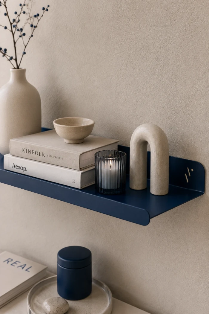 Metallregal-Strato---modernes-Wandregal-fuers-Wohnzimmer