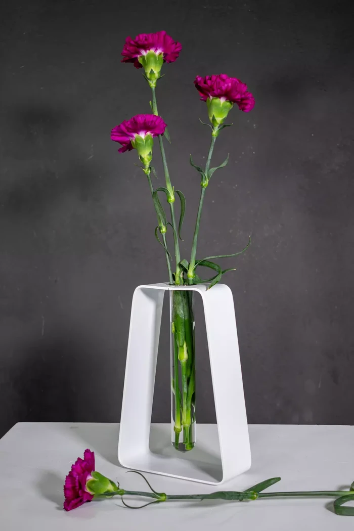 Metallvase-Fiole-trapezfoermig---Stahlvase-mit-Reagenzglas,-SchwarzWeiss