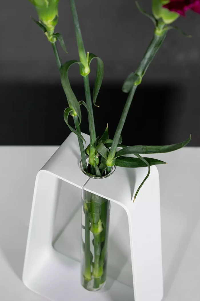 Metallvase-Fiole-trapezfoermig---Stahlvase-mit-Reagenzglas,-SchwarzWeiss