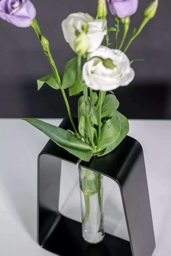 Metallvase-Fiole-trapezfoermig---Stahlvase-mit-Reagenzglas,-SchwarzWeiss