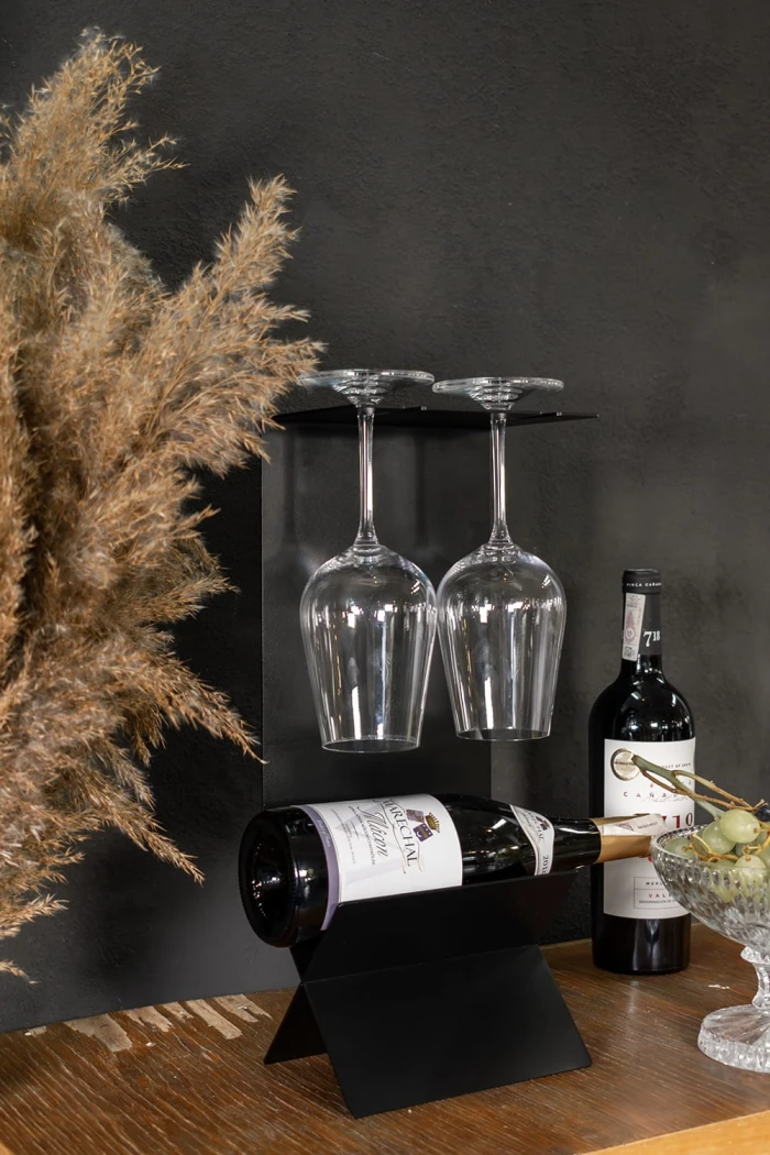 Metalowy-stojak-na-wino-na-2-kieliszki.webp