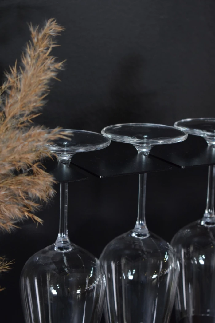 Metalowy-stojak-na-wino-Rosso-I (3).webp