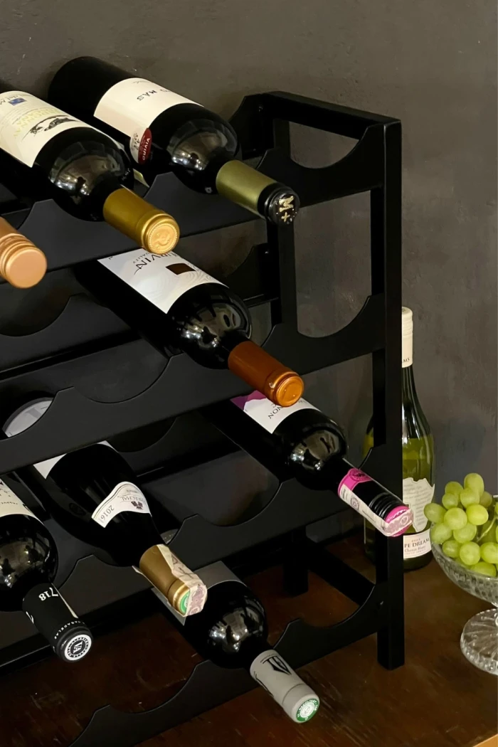Metalowy-regal-na-wino-na-24-butelki-Ribera (3).webp